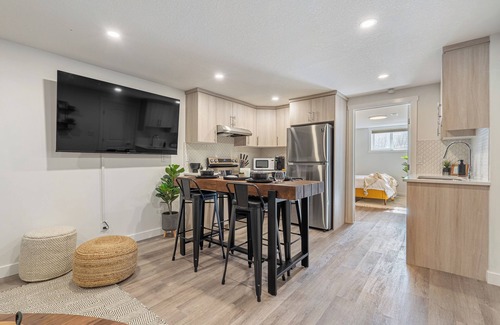 Southeast Calgary Casa | The Nest | Cozy | 2beds >10 min Dt | Free Parking