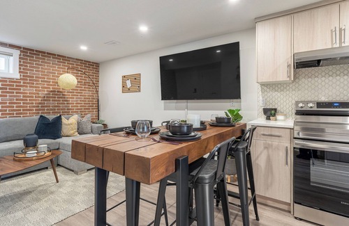 Southeast Calgary Casa | The Nest | Cozy | 2beds >10 min Dt | Free Parking