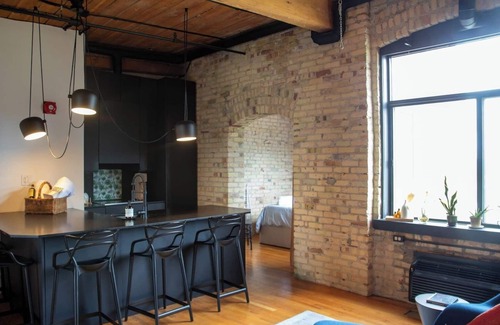 Parkdale Apartamento | The Nest - Spacious Luxury Loft in Toronto with Den. Street car accessible!