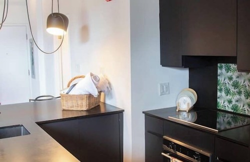 Parkdale Apartamento | The Nest - Spacious Luxury Loft in Toronto with Den. Street car accessible!