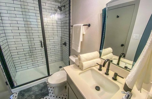 Lower Greenville Apartamento | The NEW Contemporary Studio in Lower Greenville