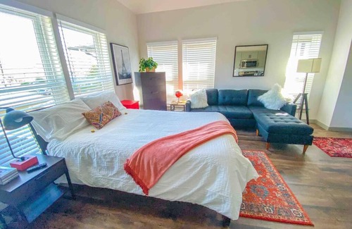Lower Greenville Apartamento | The NEW Contemporary Studio in Lower Greenville