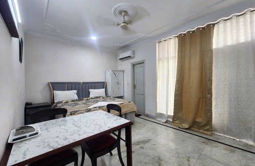 Dwarka Hotel | The New Moon