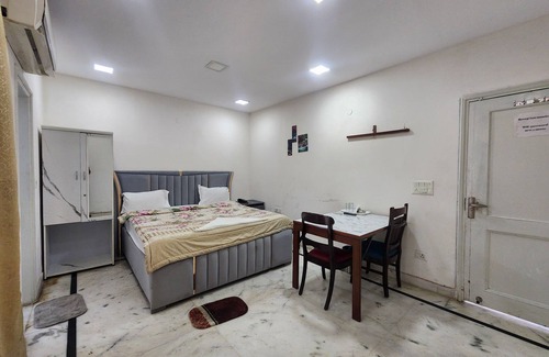 Dwarka Hotel | The New Moon
