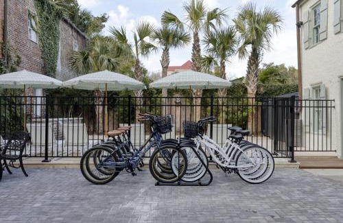 Harleston Village Cama Y Desayuno | The Nicholas Carriage King Suite 1 Block to King