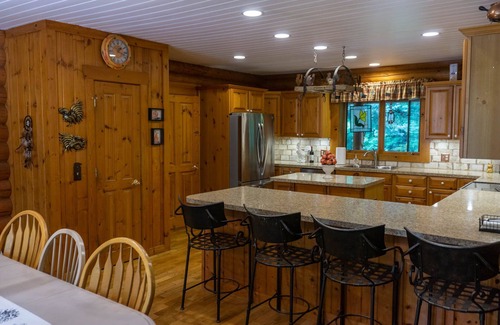 Gaylord Casa | The Nodding Bear - Spacious Log Cabin