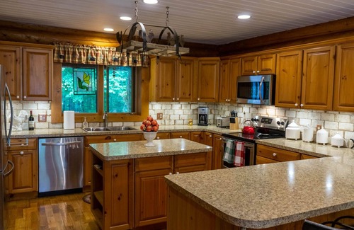 Gaylord Casa | The Nodding Bear - Spacious Log Cabin