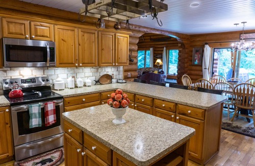 Gaylord Casa | The Nodding Bear - Spacious Log Cabin