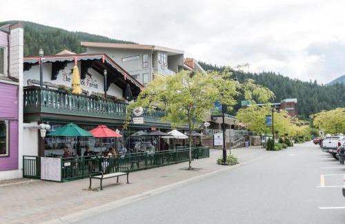 Harrison Hot Springs Casa | The Nook, Top Floor Suite with Lake and Mtn View
