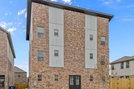 Bentonville Casa | The O'Keeffe-2nd Floor Boutique Hotel Suite