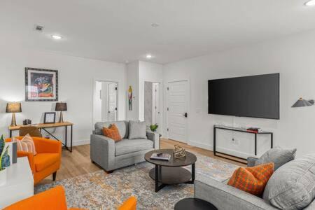 Bentonville Casa | The O'Keeffe-2nd Floor Boutique Hotel Suite