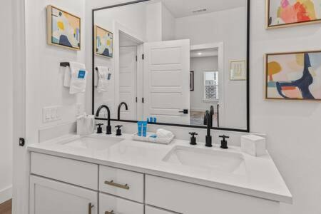 Bentonville Casa | The O'Keeffe-2nd Floor Boutique Hotel Suite