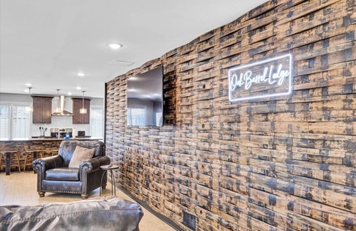 Clarksville Casa | The Oak Barrel Lodge near Downtown Louisville