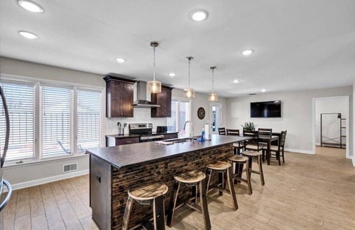 Clarksville Casa | The Oak Barrel Lodge near Downtown Louisville