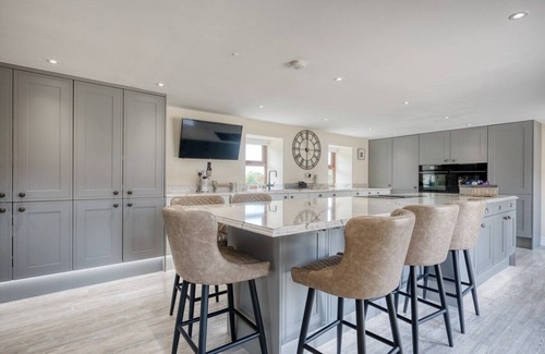Crook Casa | The Oak, Country Home, Sleeps 4 with Hot Tub