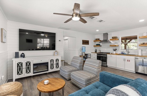 Boerne Casa | The Oak Haus ~ TX Hill Country escape with hot tub and game room!