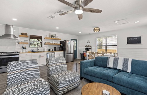 Boerne Casa | The Oak Haus ~ TX Hill Country escape with hot tub and game room!