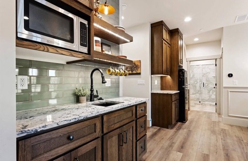 Midway Apartamento | The Oak Room - Newly Built 2B2B Loft Near Park City