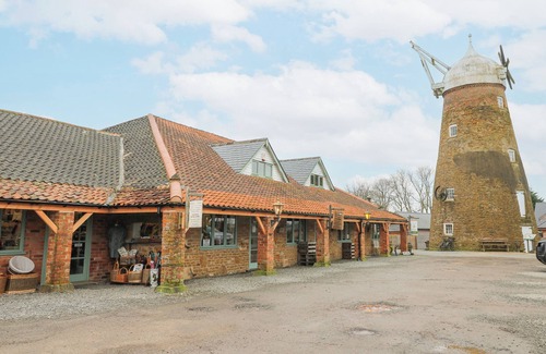 Wymondham Cabaña | THE OAK ROOM - WINDMILL COUNTRY RETREATS, pet friendly in Buckminster