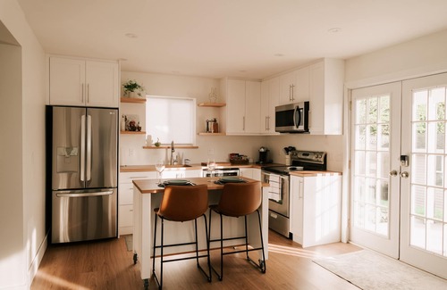 Upper Ten Oaks Casa | The Oak Suite! Moments Away From Ledgeview Golf Club, Local Wineries And Shops!