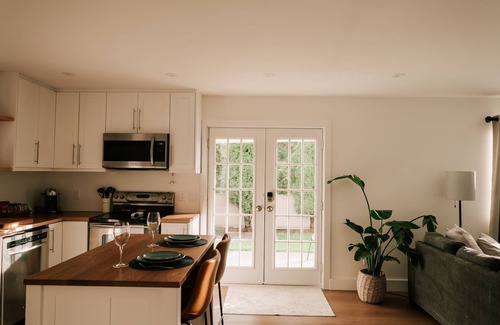 Upper Ten Oaks Casa | The Oak Suite! Moments Away From Ledgeview Golf Club, Local Wineries And Shops!