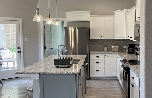 Canyon Lake Cabaña | The Oakhill Cottage—stylish, family-friendly—3 min from boat ramp!