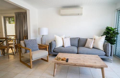 Noosa Heads Apartamento | The Oasis has a private courtyard and ideal location to walk