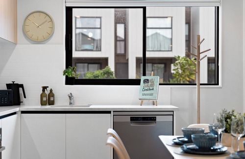 Mangere Bridge Casa | The Oasis - New 3BR | Ultrafast WiFi | Parking