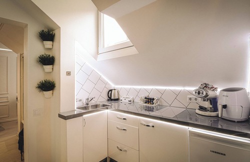 Avoti Apartamento | The Oasis - Retro Modern Vogue