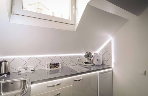 Avoti Apartamento | The Oasis - Retro Modern Vogue