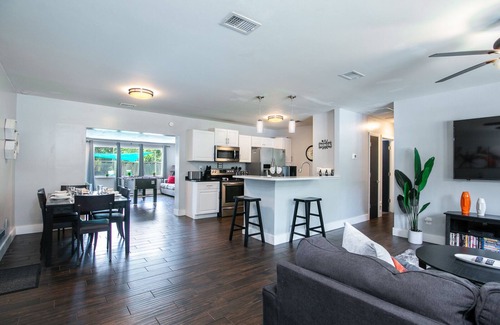 Gainesville Casa | The Oasis w/ New Salt Pool Walk to Publix & Restaurants - 1 Mile to UF