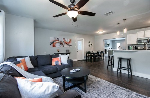 Gainesville Casa | The Oasis w/ New Salt Pool Walk to Publix & Restaurants - 1 Mile to UF