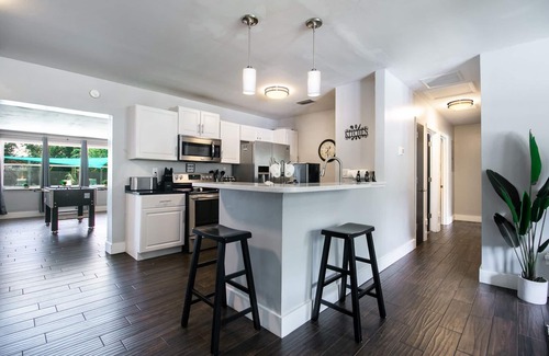Gainesville Casa | The Oasis w/ New Salt Pool Walk to Publix & Restaurants - 1 Mile to UF
