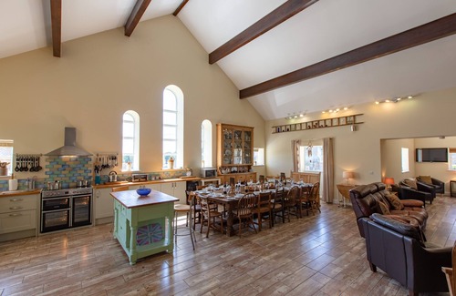 Kidwelly Apartamento | The Old Cow Shed (sleeps 16)