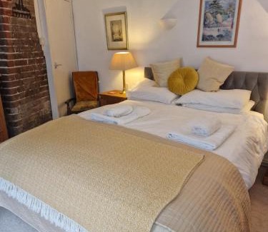 New Forest District Casa | The Old Dairy, comfy 1 bedroom apartment with lounge,bathroom and kitchenette near town, pubs and walks
