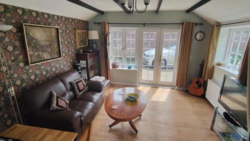 New Forest District Casa | The Old Dairy, comfy 1 bedroom apartment with lounge,bathroom and kitchenette near town, pubs and walks
