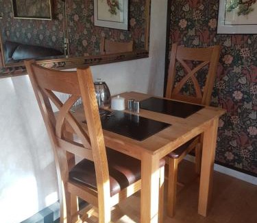 New Forest District Casa | The Old Dairy, comfy 1 bedroom apartment with lounge,bathroom and kitchenette near town, pubs and walks