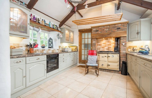 Haverfordwest Cabaña | The Old Dairy, Holiday Cottage Near Mathry, Sleeps 8, 4 bedrooms, bathrooms
