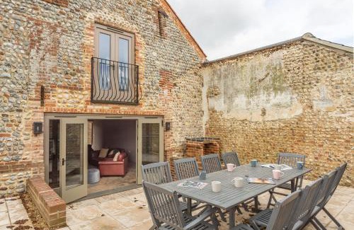 Paston Casa | The Old English Barn and Cart Shed