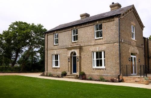 Sawtry Casa | The Old Farmhouse at Roughs Farm Retreats