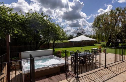 Sawtry Casa | The Old Farmhouse at Roughs Farm Retreats
