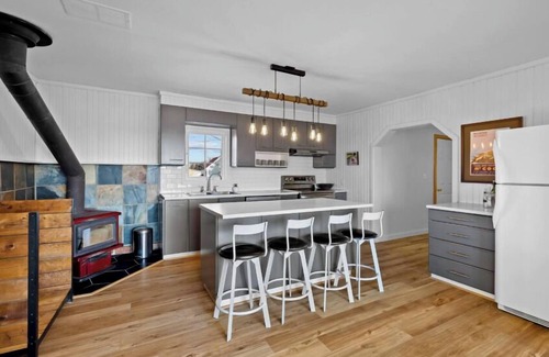 Canoe Cove Casa | The Old Honey House near Canoe Cove Beach