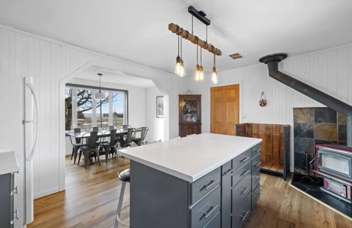 Canoe Cove Casa | The Old Honey House near Canoe Cove Beach