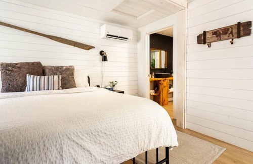 Queens Casa | The Old Kettle Cabin with Hot Tub