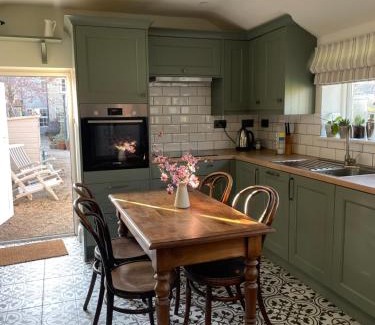St Neots Casa | The Old Piggery - tranquil garden guest cottage