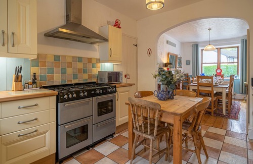 Grange-over-Sands Cabaña | The Old Post Office - Large 6-bedroom property, ideal for families & dog-friendly.