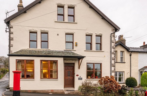 Grange-over-Sands Cabaña | The Old Post Office - Large 6-bedroom property, ideal for families & dog-friendly.
