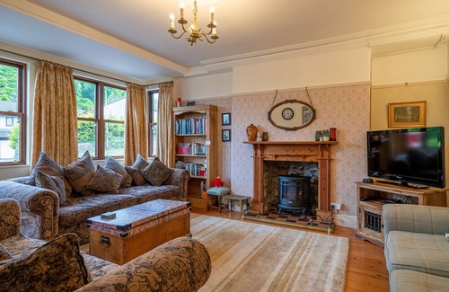 Grange-over-Sands Cabaña | The Old Post Office - Large 6-bedroom property, ideal for families & dog-friendly.