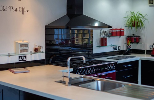 Penybont Cabaña | THE OLD POST OFFICE, pet friendly, with hot tub in Llandrindod Wells