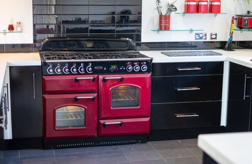 Penybont Cabaña | THE OLD POST OFFICE, pet friendly, with hot tub in Llandrindod Wells